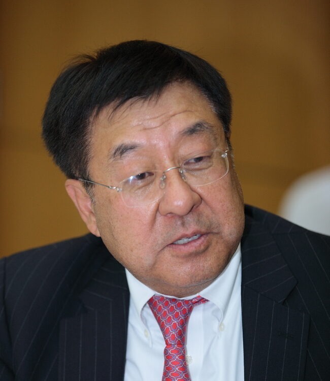 Stephen Kahng headshot.